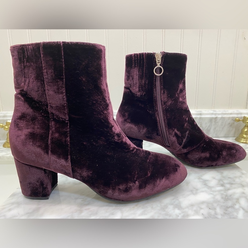 Earth Sparta Velvet Ankle Boots in Deep Burgundy size 9